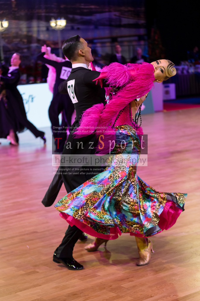 20241215_WDSF_Int_Open_Std-Riga-9347 | Tanzsportbilder, Standardtanz, Lateintanz, WDSF, DTV, LTVB, dancecomp, goc, hessen tanzt, blaues band der spree, walzer, tango, wiener walzer, slowfox, quickstepp, samba, rumba, cha-cha-cha, paso doble. jive, hd-kroft photography, turniertanzsport