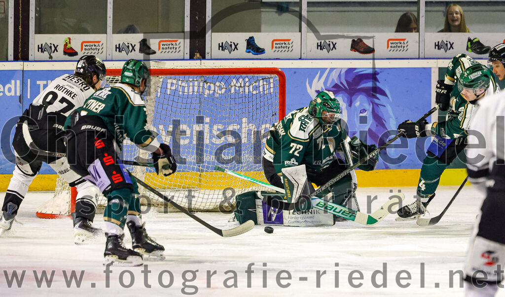 2026-01-30_092_TSV_Erding_gegen_EHF_Passau_Black_Hawks | Erding, Deutschland, 30.01.2026:Eishockey, Oberliga Süd 2025 / 2026, 42. Spieltag, TSV Erding gegen EHF Passau Black Hawks, Endergebnis: 2:6Rene Röthke (EHF Passau Black Hawks, #97), Louis Trattner (Erding Gladiators, #7), Torwart David Zabolotny (Erding Gladiators, #72), Jesse Kauhanen (Erding Gladiators, #4)Foto: Christian Riedel / fotografie-riedel.net