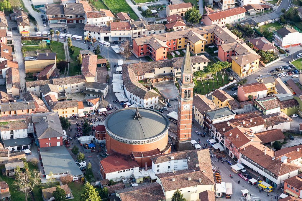 Vue aérienne: Bâtiment de l'église de Chiesa di San Canziano Martire dans le vieux centre ville à Gonars dans le département Udine, Italie. Photo: IMG_105816.jpg prise le 08/04/2018 par Werner Riehm/FLY-FOTO.eu – Résolution de l'original: 5472 x 3648 px