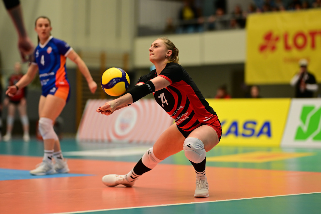 Volleyball I Frauen I Saison 2025-2026 I Bundesliga I 12. Spieltag I ETV Hamburger Volksbank Volleys - SSC Palmberg Schwerin | Fiona Dittmann (14, ETV Hamburger Volksbank Volleys) - Realisiert mit Pictrs.com