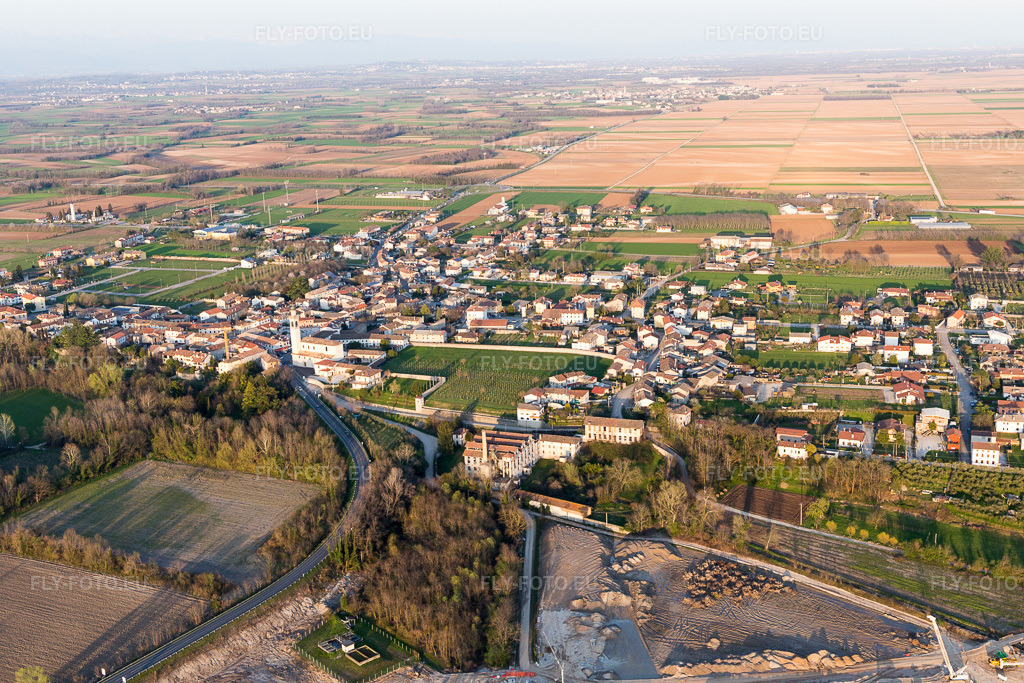 Vue aérienne: Vue de la ville à Bonzicco dans le département Frioul-Vénétie Julienne, Italie. Photo: IMG_105585.jpg prise le 07/04/2018 par Werner Riehm/FLY-FOTO.eu – Résolution de l'original: 5472 x 3648 px
