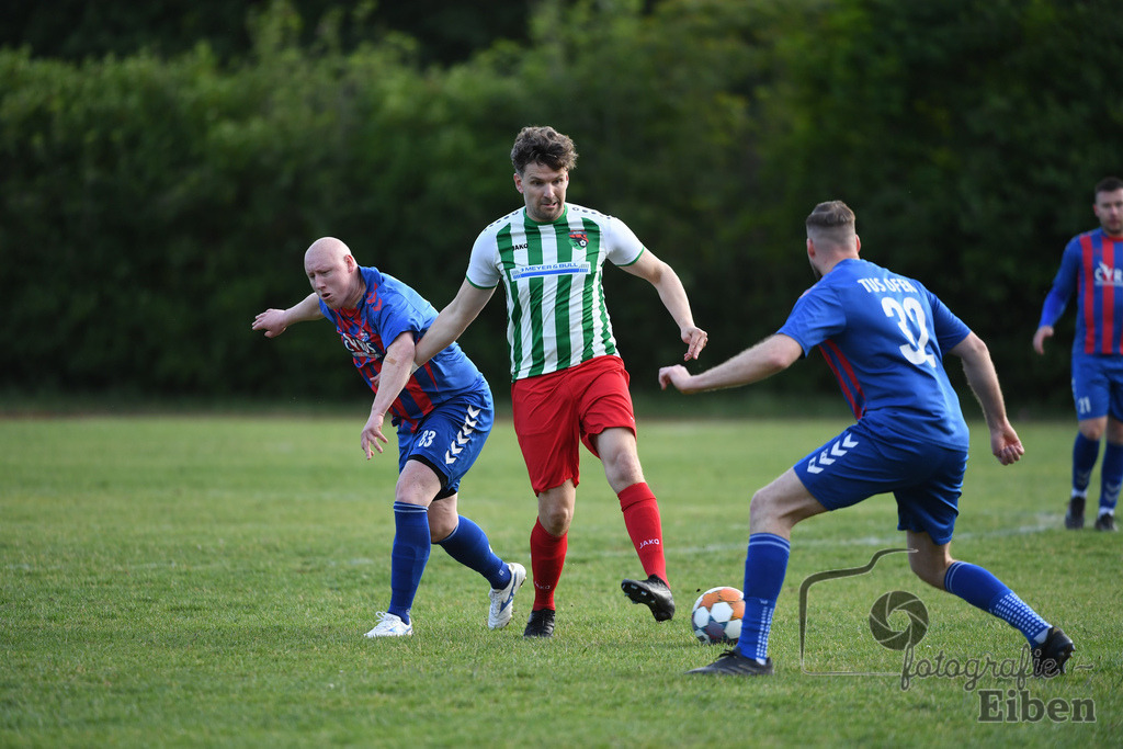 TuS Ofen-SG FriPe | Herren 1. Kreisklasse Süd, Jade-Weser-Hunte; TuS Ofen (blau)-SG FriPe (weiß) am 28.05.2025; in Ofen (), Photo: Philip Eiben 2025 - Realisiert mit Pictrs.com