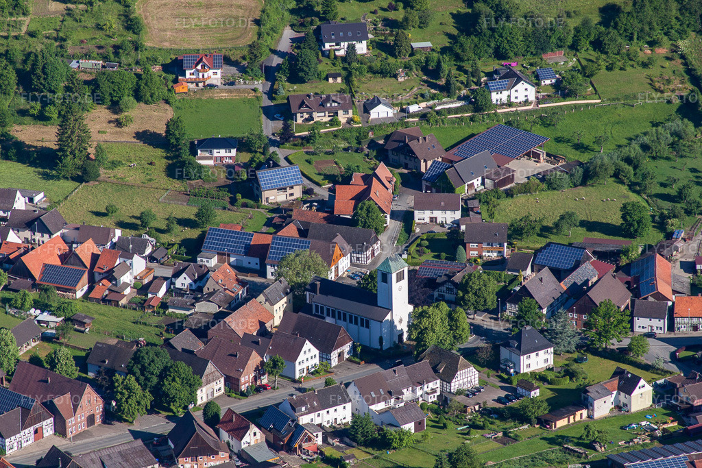 Luftbild: Kirchengebäude von St. Maria Salome im Ortsteil Ovenhausen in Höxter im Bundesland Nordrhein-Westfalen in Deutschland.Foto: IMG_65711.jpg vom 25.05.2014 durch Werner Riehm/FLY-FOTO.deAuflösung des Originals: 4752 x 3168 px