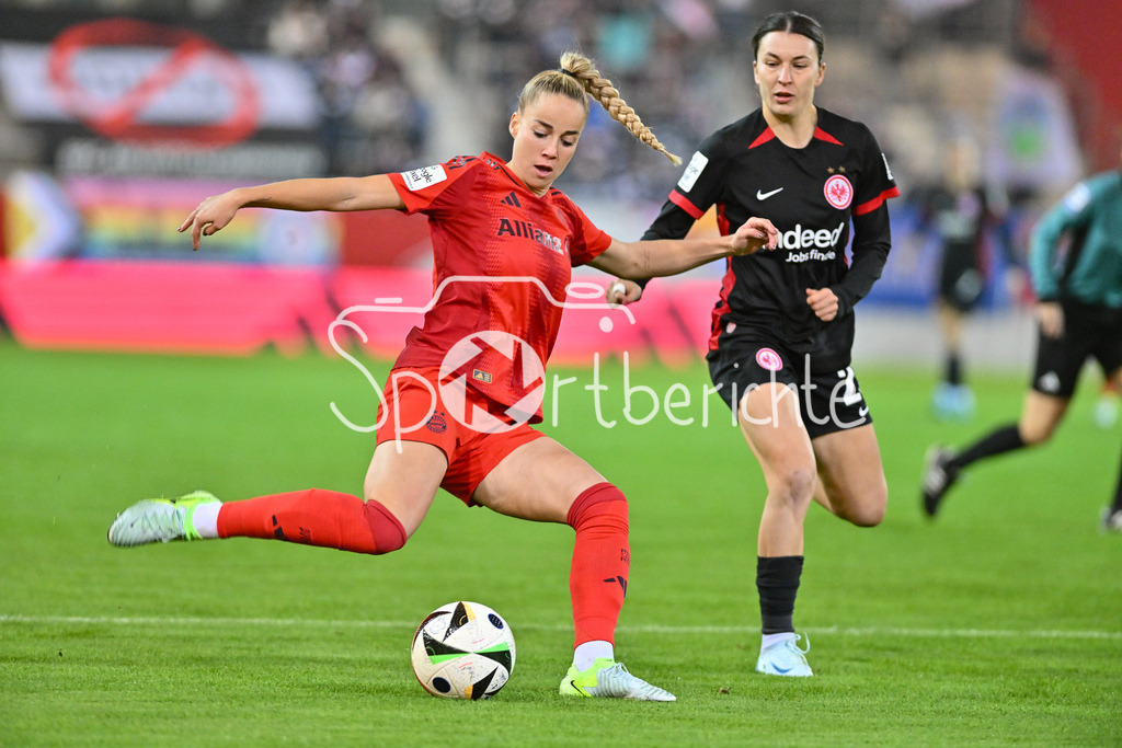 FC Bayern München Frauen - SG Eintracht Frankfurt Frauen | im Duell Giulia GWINN (FCB #7) und Barbara DUNST (Eintracht Frankfurt Frauen 28) / zweikampf / Google Pixel Frauen Bundesliga: FC Bayern Muenchen - Eintracht Frankfurt, FC Bayern Campus am 04.11.2024