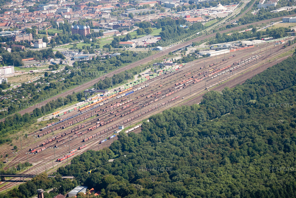 Luftbild: Verlauf der Bahngleise über dem Edeltrud Tunnel der Südtangente die Straße B10 verläuft durch den Tunnel im Ortsteil Beiertheim - Bulach im Ortsteil Beiertheim-Bulach in Karlsruhe im Bundesland Baden-Württemberg in Deutschland. Foto: IMG_32012.jpg vom 20.08.2010 durch Werner Riehm/FLY-FOTO.de