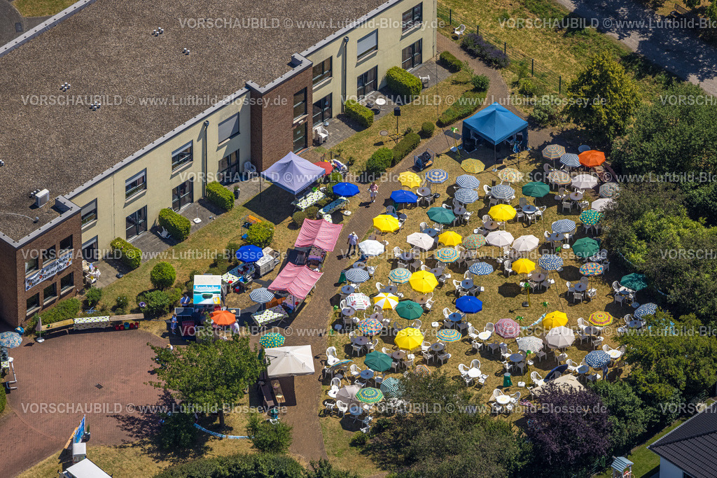 Oberhausen230705628 | Luftbild, ASO Oberhausen ÃƒÆ’Ã‚Â¢ÃƒÂ¢Ã¢â‚¬Å¡Ã‚Â¬ÃƒÂ¢Ã¢â€šÂ¬Ã…â€œ Seniorenresidenz am OLGA-Park, Aussengastronomie mit bunten Sonnenschirmen, Osterfeld, Oberhausen, Ruhrgebiet, Nordrhein-Westfalen, Deutschland