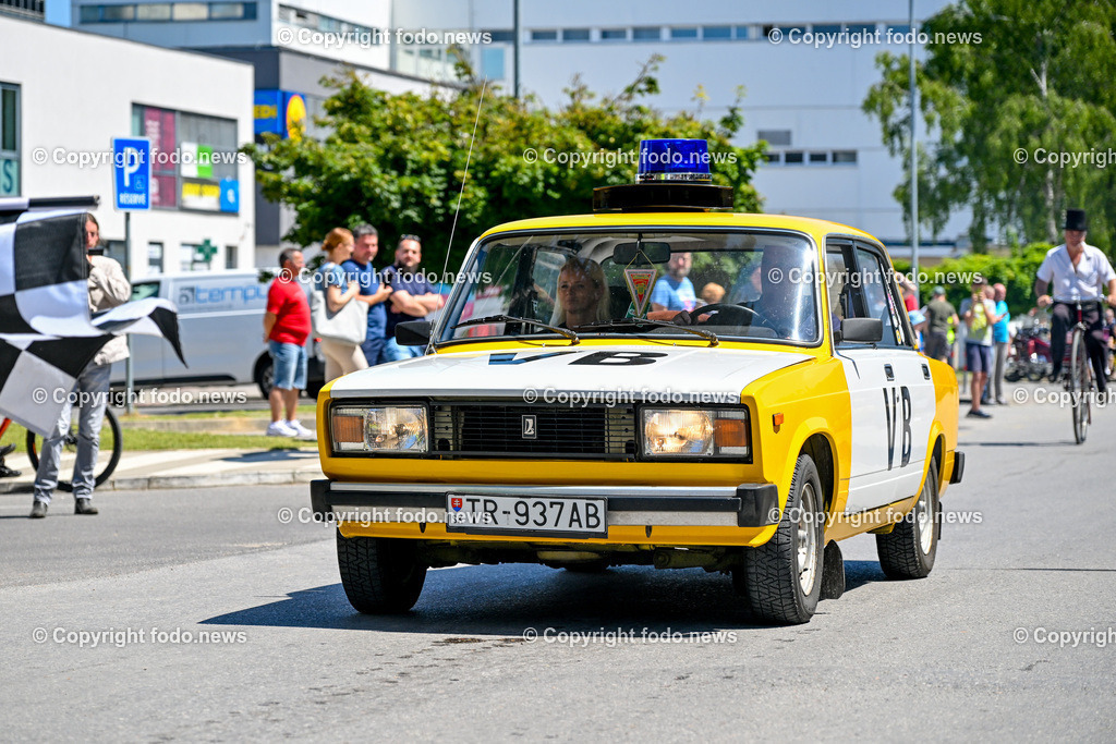 Slowakei_ Povazska Bystrica_ Veteran Tour Manin_ 14.06.2025-258 | 14.06.2025, Slowakei, SVK, Trenciansky kraj, Povazska Bystrica, im Bild Oldtimer Klub, Historische Fahrzeuge, Veteran Tour Manin, Auto, Alt, Besucher, Menschen, Feature, Symbolbild