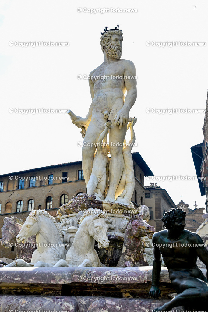 Italien_ Toscana_ Florenz_ 30.05.2024-21 | 30.05.2024, Italien, ITA, Toskana, Florenz im Bild Stadtansichten, Gebäude, Architektur, Touristen, Historisch, Souvenir, Altstadt, Museum, Statuen, Skulpturen, Piazza della Signoria, Statue David, Palazzo Vecchio, Neptunbrunnen, Piazza della Repubblica, Ponte Vecchio, Brücke, Uffizien, Kathedrale Santa Maria del Fiore, Arno, Fluß


Florenz, Firenze, ist eine italienische Großstadt. Nach Einwohnern ist sie die achtgrößte Stadt Italiens. Florenz ist die Hauptstadt sowie größte Stadt der Region Toskana und der Metropolitanstadt Florenz, in der etwa eine Million Menschen leben. Florenz ist für seine Geschichte berühmt. Leonardo da Vinci verbrachte große Teile seiner Jugend in Florenz, Michelangelo fand Unterschlupf in der Kirche der Medici, Galileo Galilei wohnte als Hofmathematiker in den Palästen der Medici. Von 1865 bis 1871 war die Stadt die Hauptstadt des neu gegründeten Königreichs Italien. Das historische Zentrum von Florenz zieht Jahr für Jahr Millionen von Touristen an. Die historische Innenstadt wurde von der UNESCO im Jahre 1982 zum Weltkulturerbe erklärt. 
Quelle: Wikipedia
