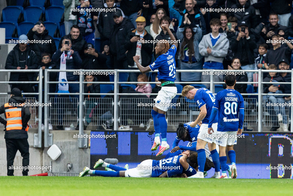 9L6A0100 | Joie des joueurs de l'equipe de Racing de Strasbourg (RCSA)  apres le but deGiovanni Alejandro Reyna #10 (RCSA) - Realisiert mit Pictrs.com