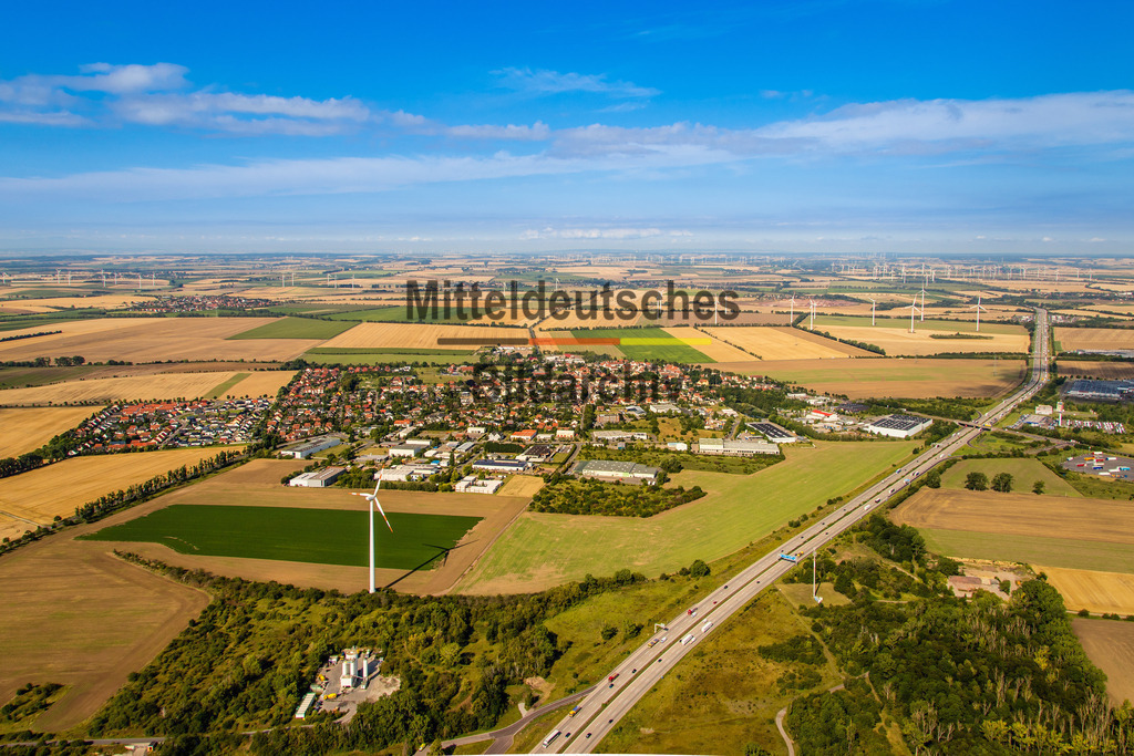 26_Irxleben_A2_Betonwerk-6707 | Diese Luftaufnahme zeigt einen Ort im Landkreis Börde aus der Vogelperspektive. Das Bild entstand aus einem Tragschrauber und vermittelt einen eindrucksvollen Überblick über die Siedlungsstruktur, die umgebende Landschaft und die charakteristischen Merkmale des Ortes. Die Aufnahme dokumentiert Architektur, Straßenverläufe und Grünflächen aus einer außergewöhnlichen Perspektive und ist Teil des Mitteldeutschen Bildarchivs von Luftbildfotograf Steffen Lehmann. - Realisiert mit Pictrs.com
