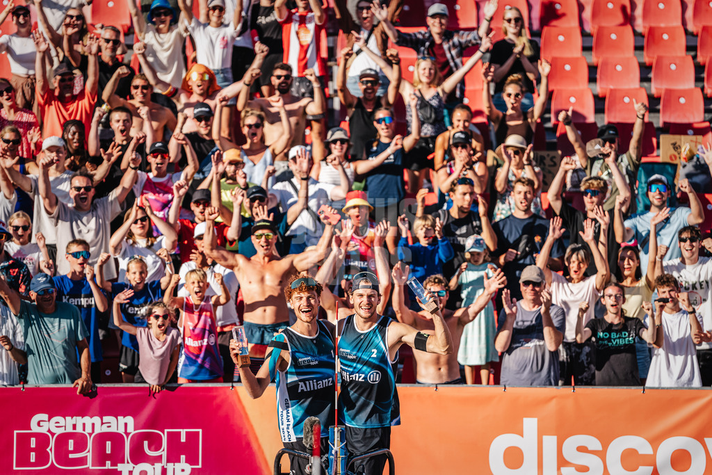Beachvolleyball | Männer | Allianz German Beach Tour 2024 | Tourstop Kühlungsborn | 11.08.2024 | v.l. Max Just und Paul Henning gewinnen das Turnier in Kühlungsborn und feiern mit den Fans