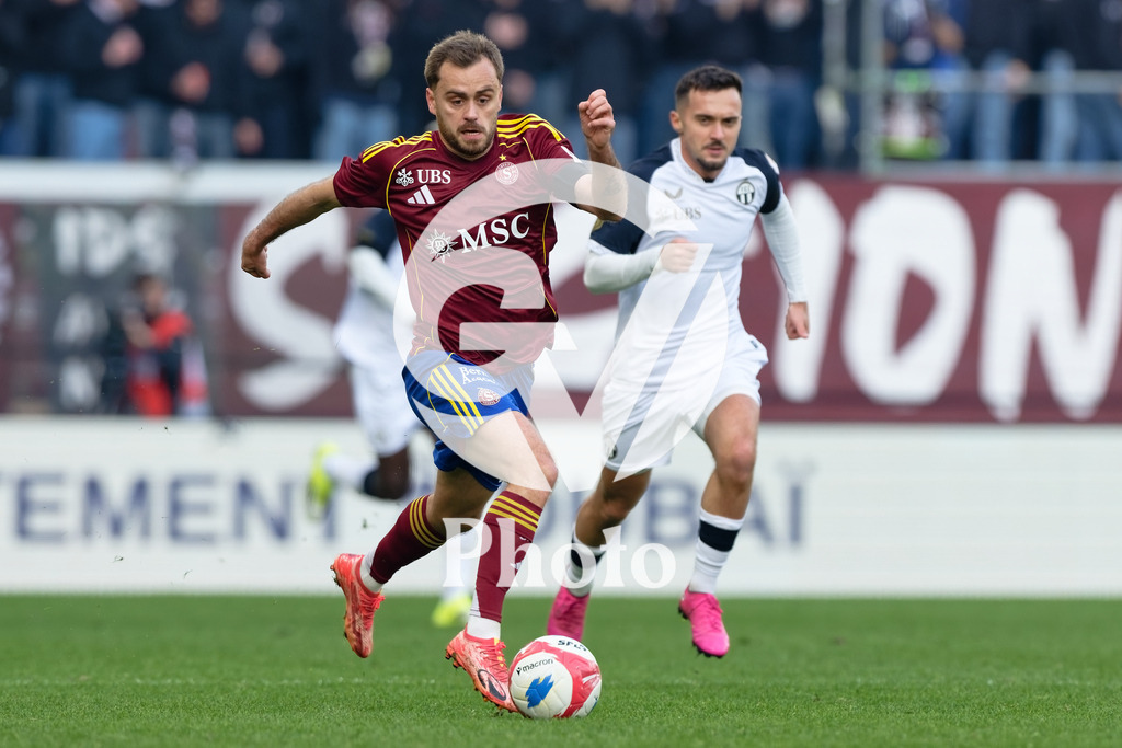 Brack Super League - Servette FC v FC Zurich | Timothe Cognat (8 Servette FC) controls the ball (action)  during the Brack Super League match between Servette FC and FC Zurich at Stade de Geneve in Geneva, Switzerland