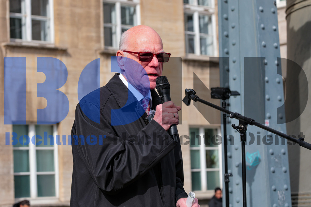 Brandmauer 2024 vor dem Rathaus der Stadt Bochum {date} -  | {headline}



(Foto: Sebastian Sendlak / BOND)

 - Realisiert mit Pictrs.com