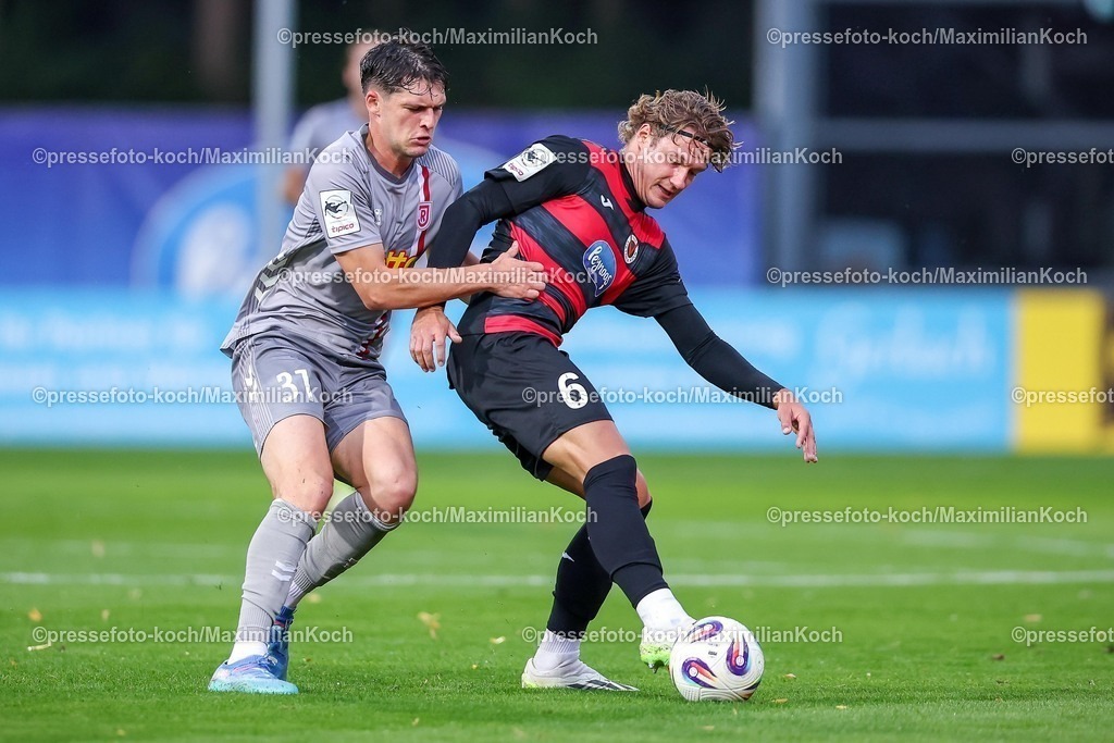 FCVK29082501032 | 29.08.2025, Fußball, FC Viktoria Köln – SSV Jahn Regensburg, 3.Liga, Sportpark Höhenberg, Saison 2025 2026: Tobias Eisenhuth (Viktoria Koeln #06) im Zweikampf gegen  Leo Mätzler (Jahn Regensburg #31)  DFB regulations prohibit any use of photographs as image sequences and or quasi-video.