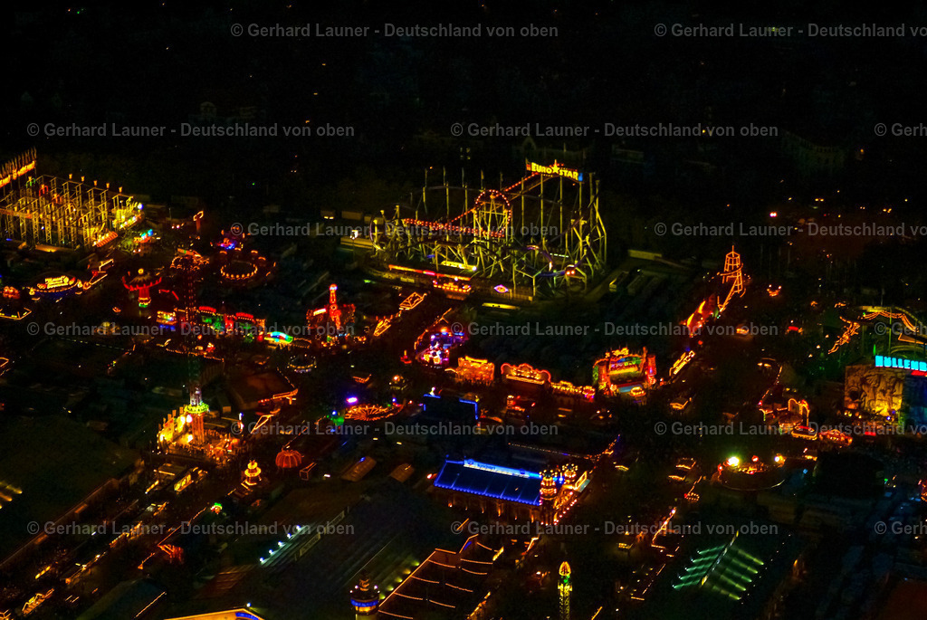 9000025 | Das Oktoberfest in München (mundartlich Wiesn) ist das größte Volksfest der Welt. Hier sieht man das Volksfest bei Nacht in voller Beleuchtung.