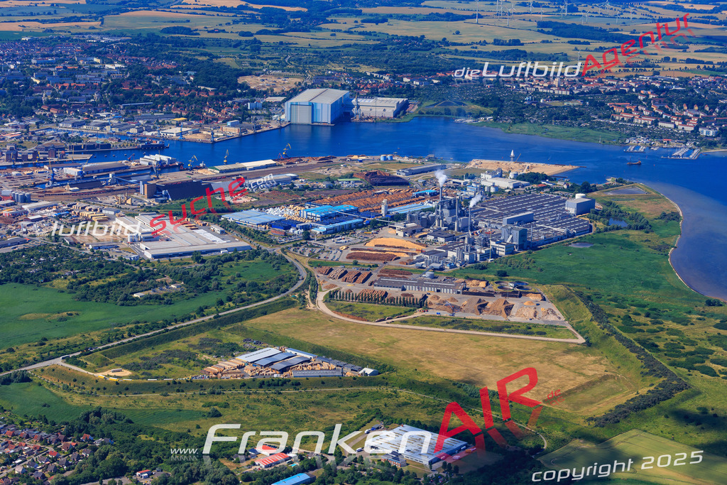 aktuelles Luftbild von Hafen Wismar - Luftaufnahme wurde 2018 von https://frankenair.de mittels Flugzeug (keine Drohne) erstellt.