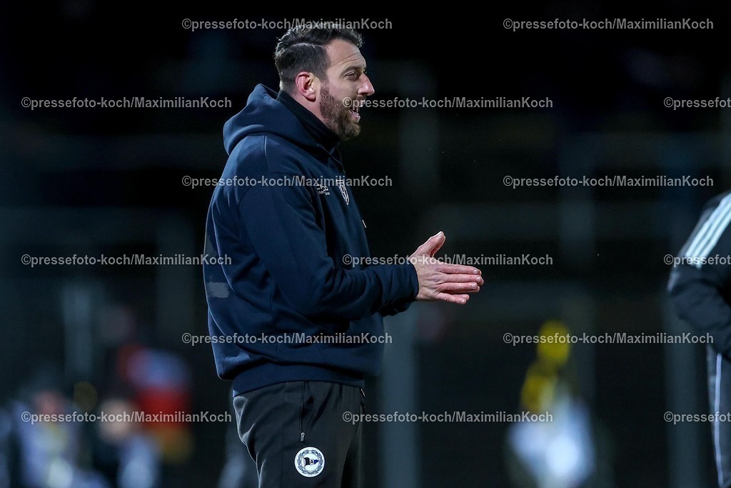 BVBII26012502090 | 26.01.2025, Fußball, 3.Liga, Borussia Dortmund II - Arminia Bielefeld, Stadion Rote Erde, Saison 2024 2025: Cheftrainer Daniel Stendel (Hannover96 II) gestikulierend am SpielfeldrandDFB regulations prohibit any use of photographs as image sequences and or quasi-video.