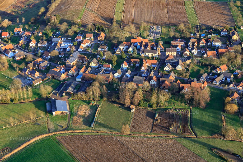Aerial view: Village overview from the west in Siegen in the state Bas-Rhin, France. – Photo: IMG_086013.jpg taken on 02/06/2016 by Werner Riehm/FLY-FOTO.com – Resolution of the original: 5472 x 3648 px