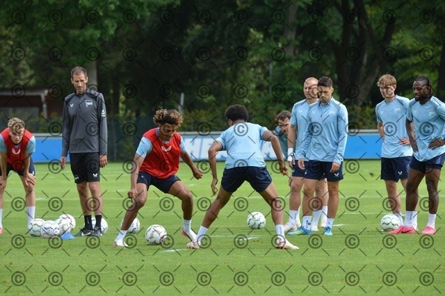 RGE_0132 | Hertha BSC, 2.Bundesliga, Herren, Fußball, Training auf dem Schenckendorffplatz, Dienstag 18.08. 2026, Saison 2026/27,  im Bild  li. Oluwaseum Adewumi ( Hertha BSC ), Jerome Diallo ( Hertha BSC ),  Fotograf: Ralf Gebhardt - Realisiert mit Pictrs.com