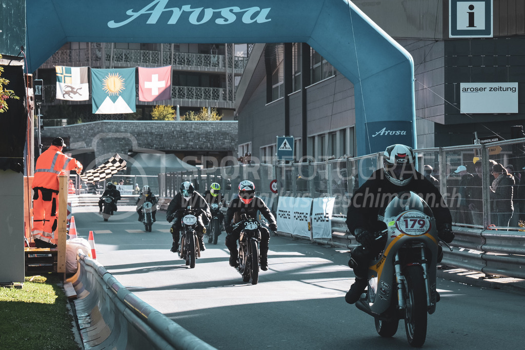 21. Arosa ClassicCar 2025 - 6. =September= 2025 | Das Motorrad-Feld am Arosa ClassicCar 2025..@arosaclassiccar, @arosa.official, #arosaclassiccar, #arosa, #76curves, #classiccarBild: Sportfotografie Markus Aeschimann | www.markus-aeschimann.ch - Realisiert mit Pictrs.com