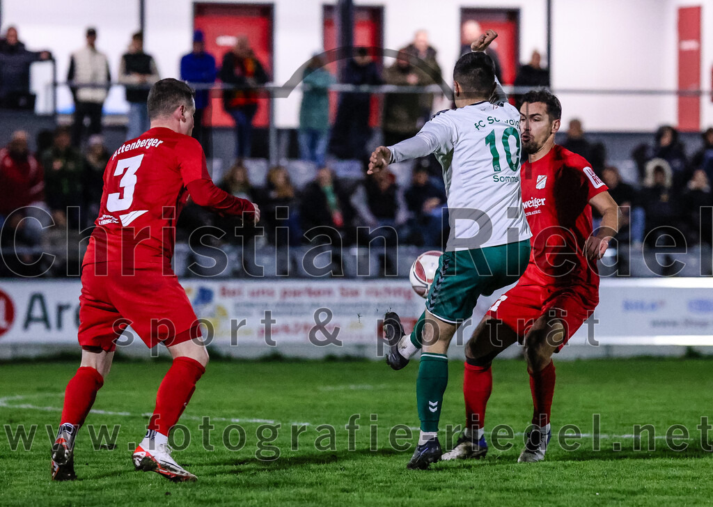 2024-03-28_013_FC_Schwaig_gegen_VfB_Forstinning | Oberding, Deutschland, 28.03.2024:
Fußball, Landesliga Südost 2023 / 2024, 27. Spieltag, FC Schwaig gegen VfB Forstinning, Endergebnis: 2:1

Maximilian Attenberger (VfB Forstinning, #3), Vincent Sommer (FC Schwaig, #10), Luka Radulovic (VfB Forstinning, #21)

Foto: Christian Riedel / fotografie-riedel.net