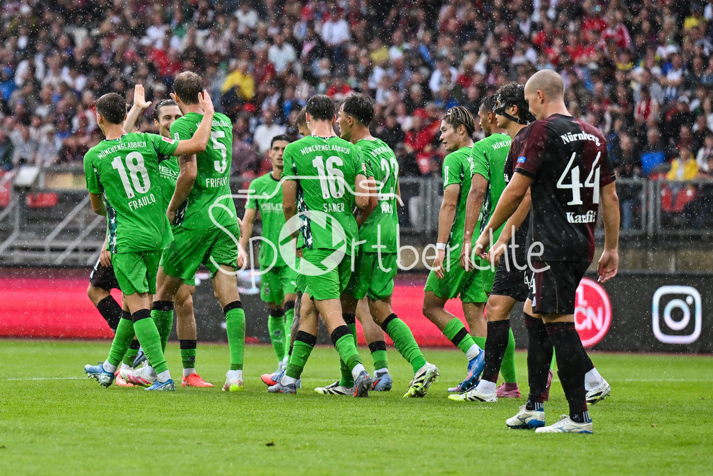 1. FC Nürnberg - Borussia Mönchengladbach | Jubel der Gladbacher nach dem Treffer zum 0-2 durch Marvin FRIEDRICH (Borussia Moenchengladbach 5) / Tor / Torschuetze / Freude / Happy / Testspiel: 1. FC Nuernberg - Borussia Mönchengladbach, Max-Morlock Stadion am 26.07.2025 / DFL REGULATIONS PROHIBIT ANY USE OF PHOTOGRAPHS AS IMAGE SEQUENCES AND/OR QUASI-VIDEO