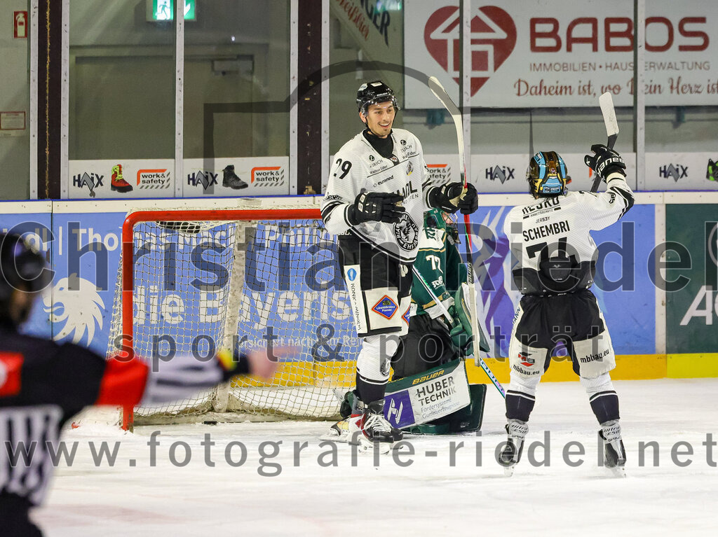 2026-01-30_108_TSV_Erding_gegen_EHF_Passau_Black_Hawks | Erding, Deutschland, 30.01.2026:Eishockey, Oberliga Süd 2025 / 2026, 42. Spieltag, TSV Erding gegen EHF Passau Black Hawks, Endergebnis: 2:6Carl Larsson (EHF Passau Black Hawks, #29), Torwart David Zabolotny (Erding Gladiators, #72), Andrew Schembri (EHF Passau Black Hawks, #74)Foto: Christian Riedel / fotografie-riedel.net