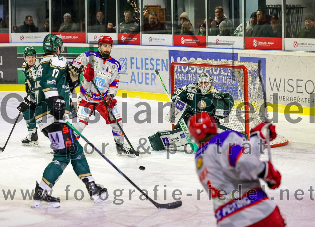 2025-11-30_085_TSV_Erding_gegen_EC_Peiting | Erding, Deutschland, 30.11.2025:Eishockey, Oberliga Süd 2025 / 2026, 22. Spieltag, TSV Erding gegen EC Peiting, Endergebnis: 5:1Elia Ostwald (Erding Gladiators, #17), Torwart Leon Meder (Erding Gladiators, #39), Simon Mayr (EC Peiting, #4)Foto: Christian Riedel / fotografie-riedel.net
