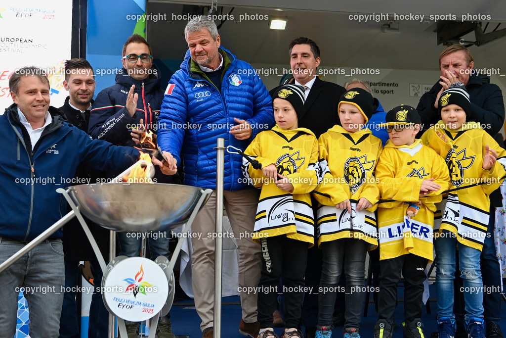 European Youth Olympic Festival EYOF 2023 Pressekonferenz | Gemeinderat Spittal an der Drau Roland Staudacher, Stefano Mazzolini,  Stadtrat Spittal an der Drau Christoph Staudacher, Bürgermeister Spittal an der Drau Gerhard Köfer, Giorgio Brandolin, Gemeinderat Spittal an der Drau Marco Brandner, Jugendspieler EC Hornets Spittal, Olympisches Feuer