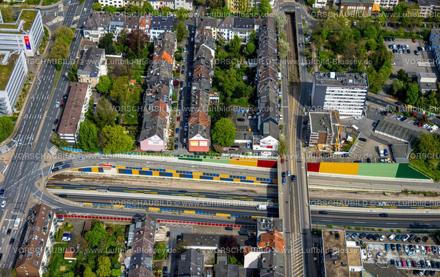 Essen240400816 | Luftbild, bunte Autobahn A52 Markierungen und Brücke am Wohngebiet Rüttenscheider Straße und Brücke der Bundesstraße B224, Rüttenscheid, Essen, Ruhrgebiet, Nordrhein-Westfalen, Deutschland