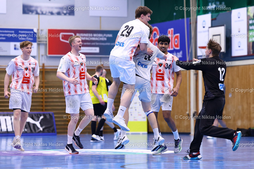 NH_TSVAltenholz_FuechseBerlinII_HandballMaenner3Liga_02052026 | Die Füchse Berlin II feierten nach dem Abpfiff den Sieg.Handball I Herren I  3. Liga Männer - Staffel Nord-Ost I Saison 2025-2026 I 29. Spieltag I TSV Altenholz - Füchse Berlin Reinickendorf II I 02.05.2026 I Edgar-Meschkat-Halle