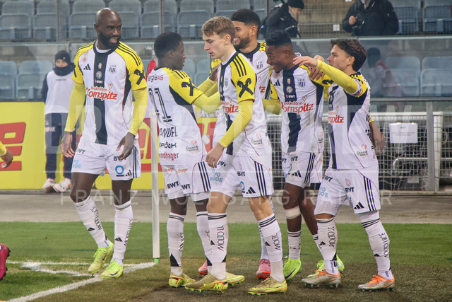 Austrian Bundesliga: Grazer AK 1902 vs LASK | GRAZ, AUSTRIA, 13.DEC.25 - SOCCER - ADMIRAL Bundesliga, Grazer AK 1902 vs LASK. The image shows rejoicing the goal of Moses Usor (Lask) and his team mates.