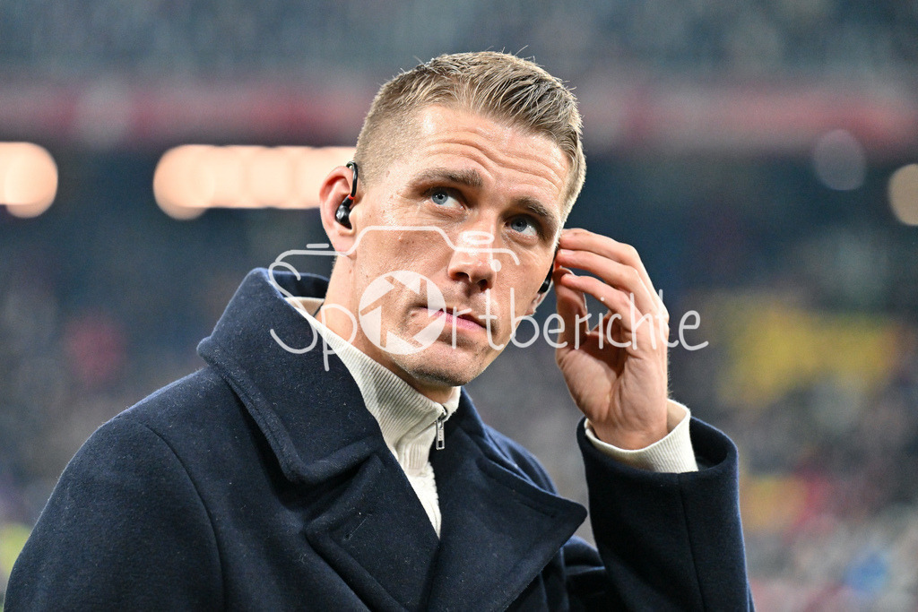Augsburger Panther - EC VSV | im Bild Nils PETERSEN als Experte im TV / Freisteller / Einzelfoto / Testspiel: RB Salzburg - FC Bayern Muenchen, Red Bull Arena am 06.01.2025
