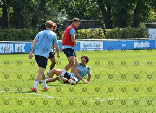 RGE_9747 | Hertha BSC, 2.Bundesliga, Herren, Fußball, Training auf dem Schenckendorffplatz, Mittwoch 29.07. 2026, Saison 2026/27, im Bild Paul Seguin (Hertha BSC ), am Boden Selim Telib ( Hertha BSC ), Fotograf: Ralf Gebhardt - Realisiert mit Pictrs.com