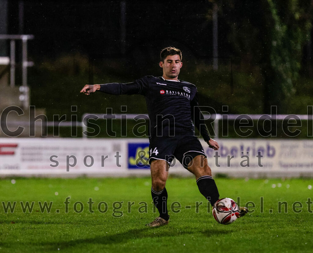 2023-11-03_051_FC_Schwaig_gegen_TuS_Holzkirchen | Oberding, Deutschland, 03.11.2023:
Fußball, Landesliga Südost 2023 / 2024, 19. Spieltag, FC Schwaig gegen TuS Holzkirchen, Endergebnis: 4:1

Johannes Empl (FC Schwaig, #14)

Foto: Christian Riedel / fotografie-riedel.net