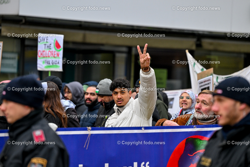 Demonstration Paleastina in Linz_ Pro Gaza_ 14.01.2024-36 | 14.01.2024, Linz, AUT, Demonstration, im Bild Palästina, Palaestina, Gaza, Demoteilnehmer, Teilnehmer, Kundgebung, Plakate, Fahnen, Polizei, Beamte, Polizeifahrzeuge, Einsatzkraefte, Israel, Krieg, Hamas, Geisel, Freiheit, Frieden
