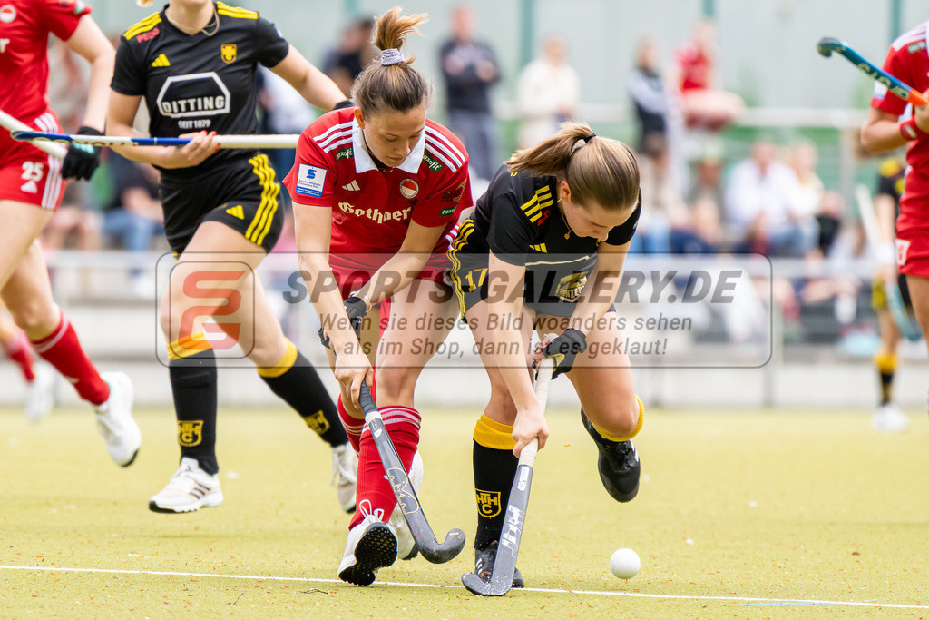 HK_20240407_100162 | 1. Bundesliga Hockey Damen Rot-Weiss Köln - Harvestehuder THC am 7.4.2024 Rot-Weiss Köln, Köln , Bauer Kataharina ( Harvestehuder THC #17 ) , Jule Fischer ( Rot-Weiss Köln #6 )