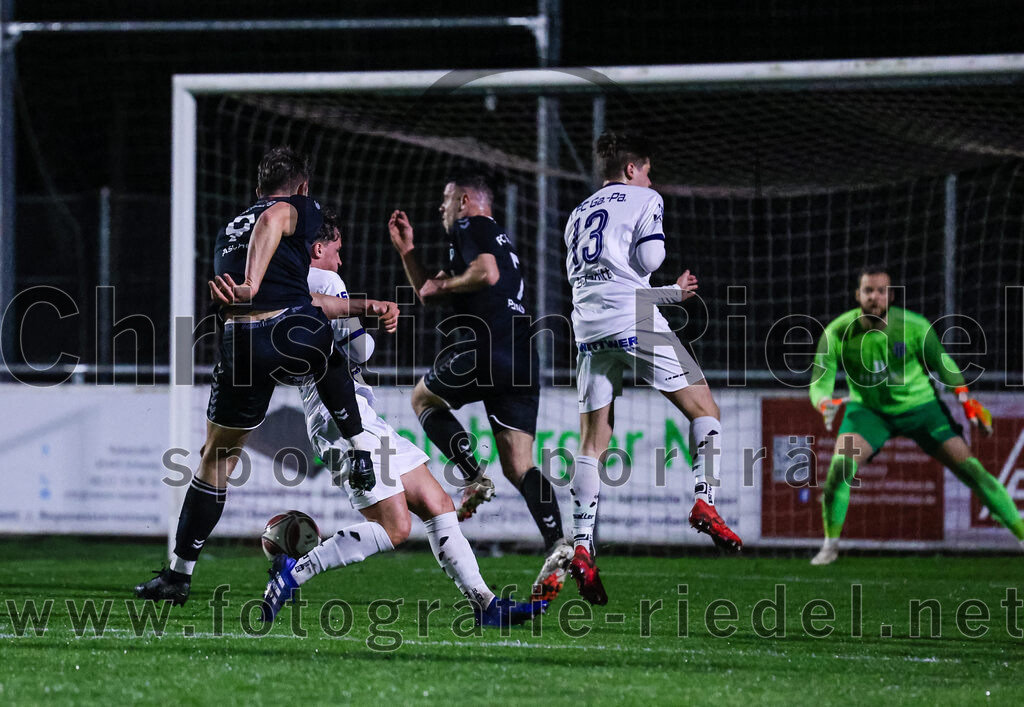 2024-03-15_047_FC_Schwaig_gegen_1_FC_Garmisch-Partenkirchen | Oberding, Deutschland, 15.03.2024:
Fußball, Landesliga Südost 2023 / 2024, 25. Spieltag, FC Schwaig gegen 1. FC Garmisch-Partenkirchen, Endergebnis: 4:0

Raffael Ascher (FC Schwaig, #9), Nicolai Bierling (1. FC Garmisch-Partenkirchen, #5), Elian Schmitt (1. FC Garmisch-Partenkirchen, #13)

Foto: Christian Riedel / fotografie-riedel.net