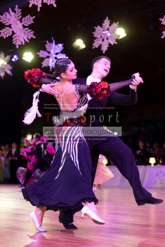 20241215_WDSF_Int_Open_Std-Riga-9001 | Tanzsportbilder, Standardtanz, Lateintanz, WDSF, DTV, LTVB, dancecomp, goc, hessen tanzt, blaues band der spree, walzer, tango, wiener walzer, slowfox, quickstepp, samba, rumba, cha-cha-cha, paso doble. jive, hd-kroft photography, turniertanzsport