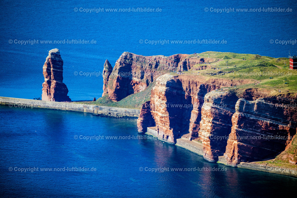 Helgoland_Lange_Anna_ELS_4116280824 | HELGOLAND 28.08.2024 Die freistehende Felsnadel / Brandungspfeiler Lange Anna auf Helgoland im Bundesland Schleswig-Holstein. Sie besteht aus rotem Buntsandstein. Weiterführende Informationen bei: Helgoland Tourismus-Service. // The detached rock needle / surf pillars Tall Anna on Helgoland in Schleswig-Holstein. Further information at: Helgoland Tourismus-Service. Foto: Martin Elsen