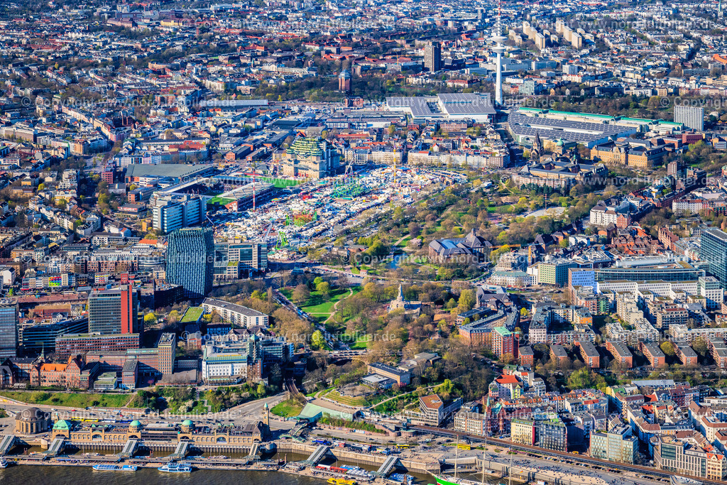 Hamburg_Landungsbrücken_Alter_Elbpark_Dom_ELS_4693060425_Kopie | HAMBURG 06.04.2025 Hafenanlagen und Landungsbrücken in St.Pauli am Ufer des Fluß- Verlaufes der der Elbe in Hamburg, Deutschland. // Port facilities in St.Pauli on the banks of the river course of the of the River Elbe in Hamburg, Germany. Foto: Martin Elsen