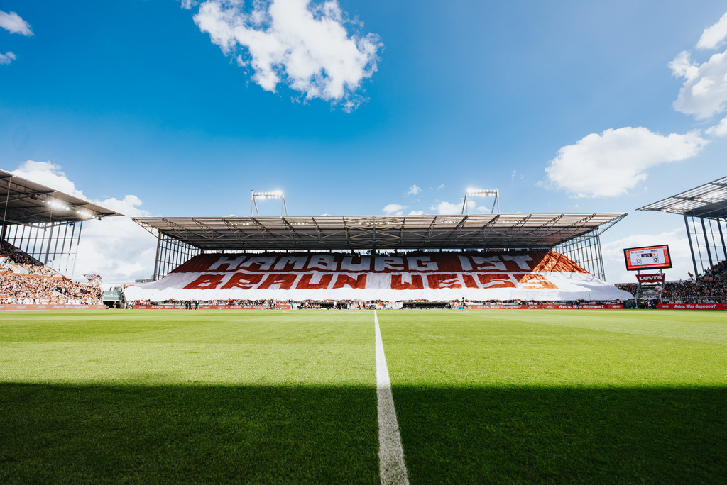 _STP4840 | Der offizielle Shop für FC St. Pauli Fotos. Wähle aus Spielszenen & Fanmomenten dein FCSP Wunschformat. Wir liefern Millerntor-Atmosphäre.