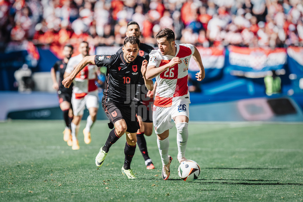 Fußball | Herren | UEFA-Fußball-Europameisterschaft 2024 | Gruppe B | Kroatien vs. Albanien | 19.06.2024 | v.l. Nedim Bajrami (#10, Albanien) und Martin Baturina (#26, Kroatien)
