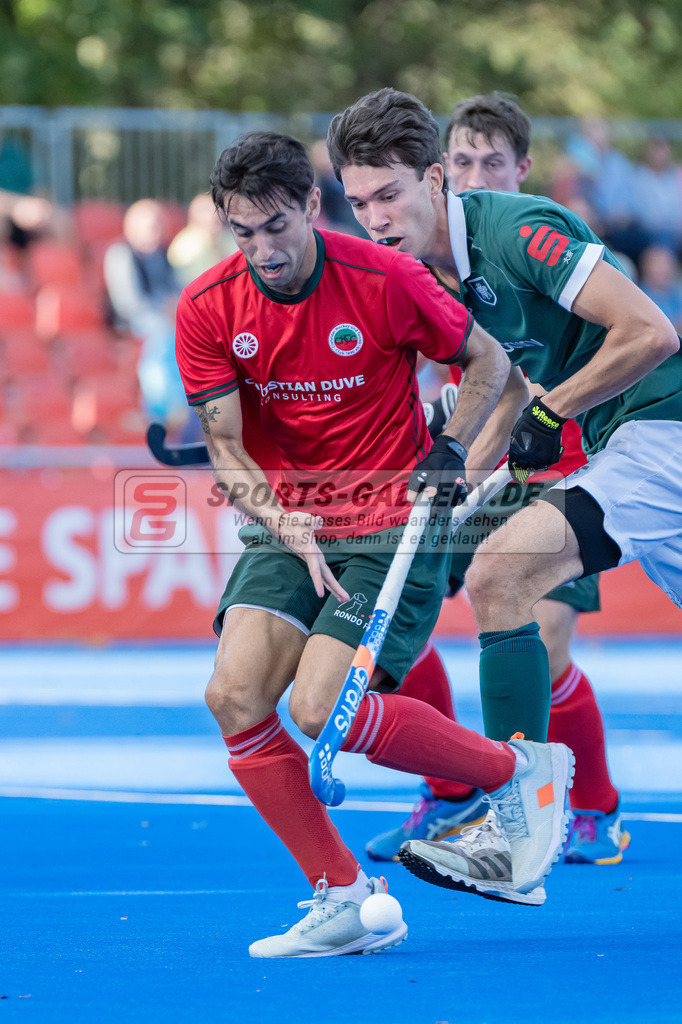HK_20231007_105210 | 1.Bundesliga Herren Crefelder HTC - Uhlenhorst Mülheim am 7.10.2023 CHTC, Krefeld , Martin Ignacio Ferreiro ( Crefelder HTC #18 ) , Robert Duckscheer ( Uhlenhorst Mülheim #16 )