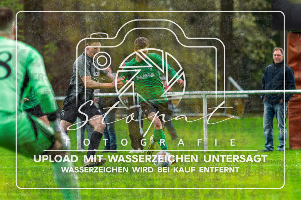 DZC_0984-Verbessert-RR | Moritz Erfurt (TSV Wietzendorf #10) und Simon Twiefel (FG Fulde-Stellichte #08) beim Herren Kreisliga HK Spiel zwischen FG Fulde-Stellichte und TSV Wietzendorf im Fulder Zentralstadion, Fulde (Simon Paul Stopat) - Realisiert mit Pictrs.com