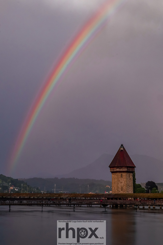 Kapellbrücke mit Regenbogen | Licht. Moment. Geschichte.Ein seltener Augenblick, in dem ein kräftiger Regenbogen die historische Silhouette von Luzern überspannt. Die Kapellbrücke und der Wasserturm verschmelzen mit dem atmosphärischen Himmel zu einem einzigartigen Naturschauspiel.Wähle unter "Produktauswahl" dein Wunschformat: Vom klassischen Wandbild über Puzzle &amp; Tassen bis zum digitalen Download (z.B. als Handy-Hintergrund). - Realisiert mit Pictrs.com