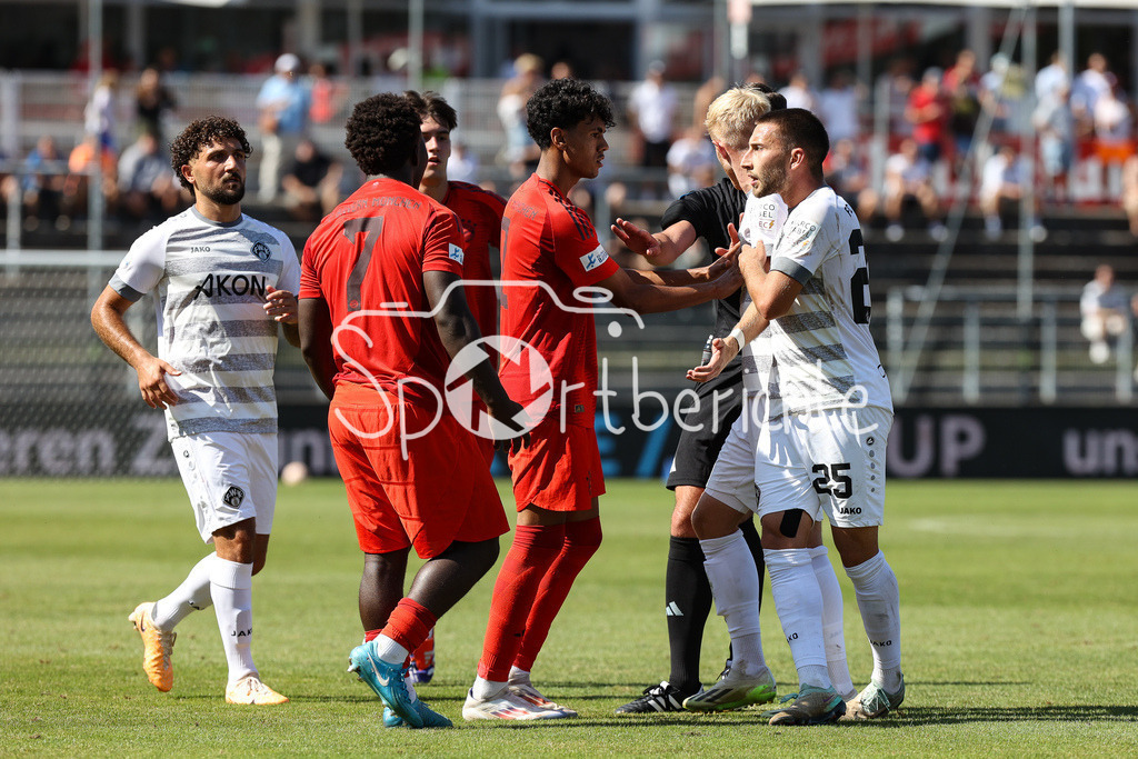 FC Würzburger Kickers - FC Bayern Amateure | Ein hitziges Duell am Dallenberg / Javier FERNANDEZ GONZALEZ (FC Bayern München II #8) und Benjamin GIRTH (Würzburger Kickers #33) / Regionalliga Bayern: FC Würzburger Kickers - FC Bayern München II, AKON Arena am 24.08.2024