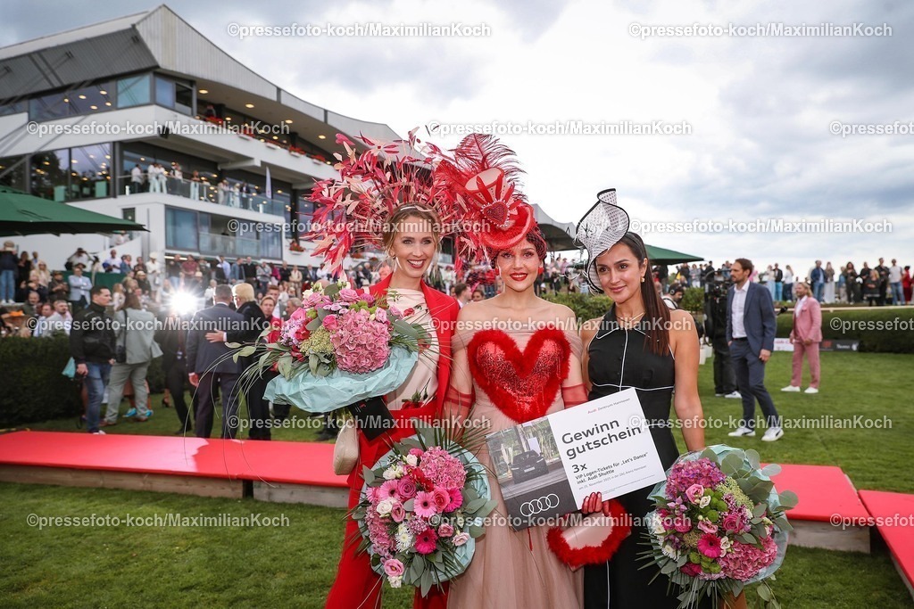 Han24082594005 | Siegerehrung beim Hutwettbewerb des Audi-Ascot Renntag am 24.08.2025 Renntag in Hannover. Copyright by Marc Ruehl - Veroeffentlichung nur gegen Honorar (zzgl.MwSt), Namensnennung und Beleg, Bank Routing Number: BIC GENODED1PAF, Bank Account Number: IBAN DE04 3706 2600 1201 6180 17, Steuer-Nr.: 203/5266/0306, Ust_Id_Nr.: De 122081417, Zur Gaulshuette 29, 50181 Bedburg, Phone: +49-(0)2272-83351, www.marcruehl.com, info@marcruehl.com, No Model Release, Abtretung von Persoenlichkeitsrechten der abgebildeten Person/Personen liegen nicht vor. Speichern in Bilddatenbanken oder Vervielfaeltigung ist ohne schriftliche Genehmigung nicht gestattet.