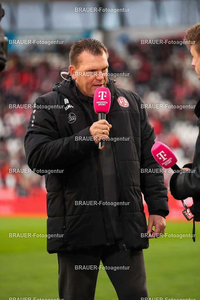 Rot-Weiss Essen - 1.Fc Schweinfurt | Essen, Deutschland, 02.11.2025 Uwe Koschinat (Rot-Weiss Essen) gibt ein Interviewwährend des 3.Liga Spiels zwischen  Rot-Weiss Essen und 1.Fc Schweinfurt am 02.11.2025 im Stadion an der Hafenstraße in Essen. (Foto von Timo Bluhmki-Schmidt/Brauer Fotoagentur