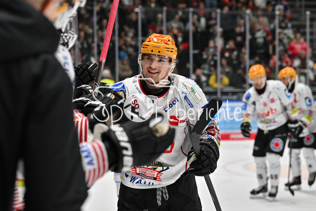 Augsburger Panther - Fischtown Pinguins | Jubel der Gaeste nach dem Treffer zum 0-5 durch Maxim RAUSCH (Fischtown Pinguins 53) / Freude / Happy / tor / torschuetze / DEL: Augsburger Panther - Fischtown Pinguins, Curt Frenzel Stadion am 08.01.2025